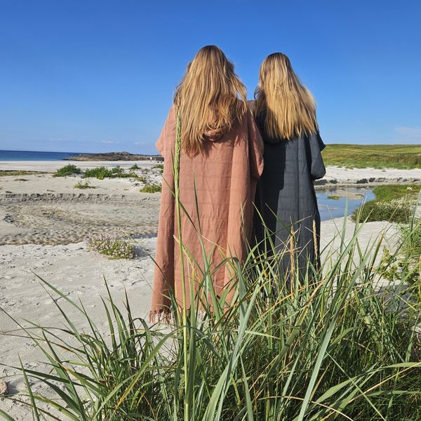 "Alnes" Strandponcho -Sort